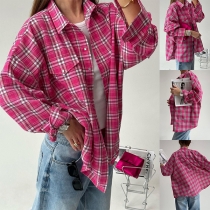 Moderutig långärmad rosa plädblus med stativkrage.