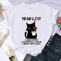 Katttryck på en avslappnad kortärmad T-shirt