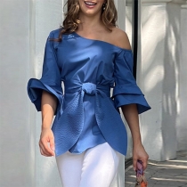 Blå off-the-shoulder blus med blommigt mönster och knytband i midjan