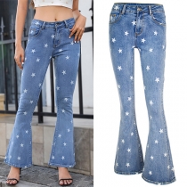 Tryckta jeans från Modestjärna med medelhög midja och utsvängda ben