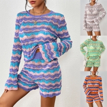 Modernt set i kontrastfärg, stickat med rund hals tröja och shorts