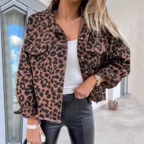 Leopardmönstrad denimjacka: Sliten med fransar