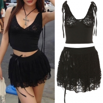 Sexig spetsset med V-ringad crop top och rosettprydd minikjol