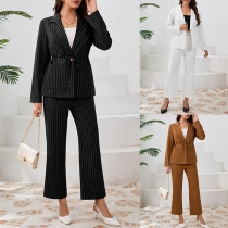 Elegant vertikalrandigt tryckt tvådelat kostymset med notch-lapel blazer och byxor