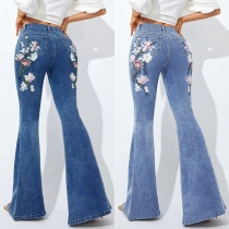 Gamla tvättade jeans med vintage blommor och breda ben