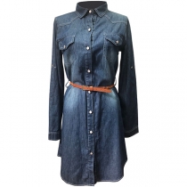 Långärmad denimklänning med modestativ krage, patchfickor och skärp i gammaltvättad stil