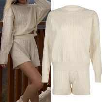 Stickat tvådelat set i trendig stil med tröja och shorts