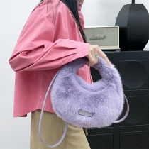 Liten rund crossbody-väska i plysch fuskpäls