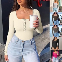 Långärmad ribbad body med fyrkantig hals och trendiga knappar framtill