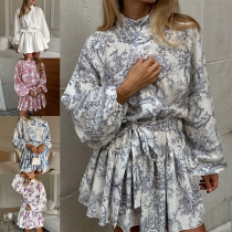 Blommig vintage miniklänning med knappar fram, långa ärmar och självknytande volangfåll