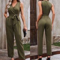 Enfärgad ärmlös jumpsuit med V-ringning och självknytning i rak skärning