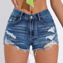 Moderiktiga kraftigt slitna jeansshorts med fransad fåll och vintage-tvätt