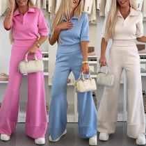 Moderiktig enfärgad tvådelad set Består av Polo-neck Crop Top och vida byxor