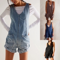 Avslappnad ärmlös V-ringad rygglös med upprullad fåll gammaltvättad denim overall