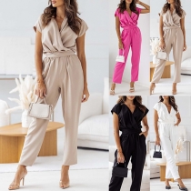 Enfärgad V-ringad Jumpsuit med Cap-ärm och Självknuten Midja samt Sidofickor