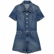 Kortärmad moderiktig sparkbyxa med ståkrage, framtill knappar och sidofickor, vintage-tvättad denim