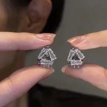 Trendiga triangelformade örhängen med glittrande strass