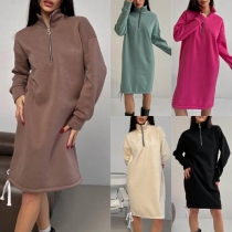 Trendig sweatshirtklänning med halv dragkedja, ståkrage, långa ärmar och sidosnörning