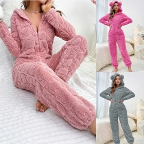 Plyschjumpsuit långärmad med huva, frontdragkedja och trendigt hjärtmönster
