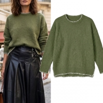 Kontrastfärgad tröja med rund hals, sidslitsar och hög-låg fåll