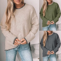 Kontrastfärgad tröja med rund hals, sidslitsar och hög-låg fåll