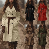 Damtrenchcoat i vintage-stil, enfärgad, dubbelknäppt med breda slag och långa ärmar utan bälte