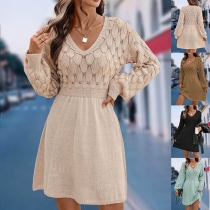 Stickad damklänning med V-ringning, lång ärm och pilgrimsmusslad kant