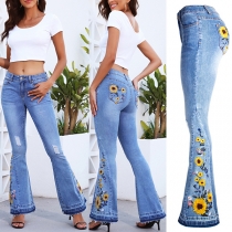 Trendiga vida jeans med blomsterbroderi i vintage-tvätt