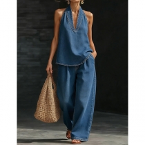 Denimset i två delar – ärmlös halterneck-topp med V-ringning och matchande vida byxor