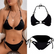 Sexigt svart nedskuret push-up bikinisett med metallringar.