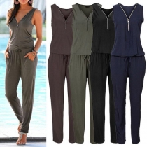 Sexig jumpsuit i slim fit med djup V-ringning och ärmlös design