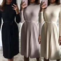 Moderiktig enfärgad långärmad klänning med mock-neck och plisserad fåll samt knytbälte